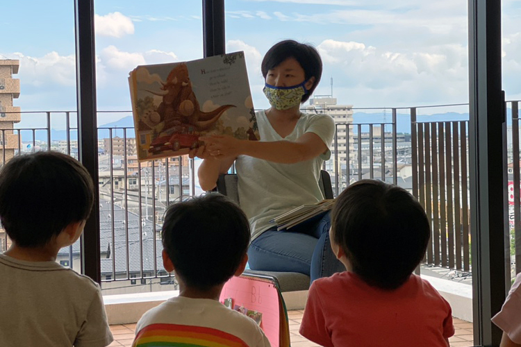 Mari Sawa reading to children