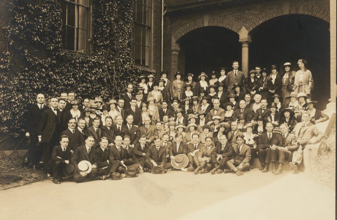 Photo of the first class of HGSE in 1920