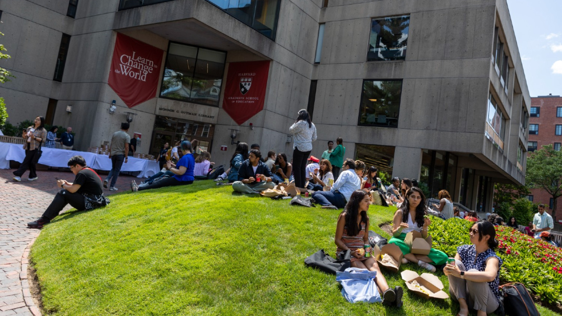 Incoming students eat lunch outside of Gutman Library
