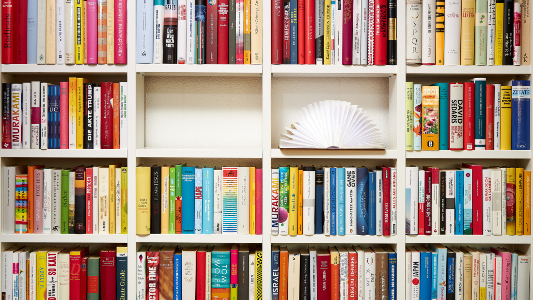 Photo of a bookshelf 
