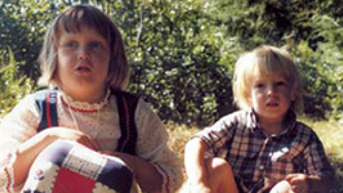 Jennifer Anderson as a child with brother Sam