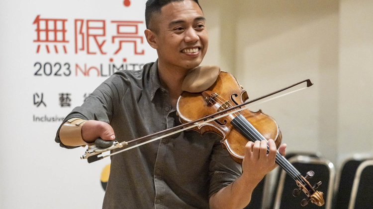 Adrian Anantawan teaching violin