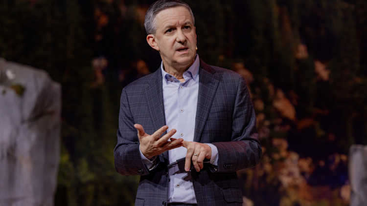 Jeff Selingo giving a keynote address