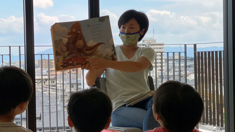 Mari Sawa reading to children