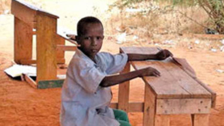 A refugee sits in a makeshift, outdoor school in the Ifo camp in Dadaab, Kenya. (Photo: Erin Hayba)